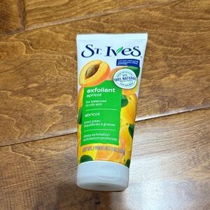 NWT St. Ives Exfoliating Apricot Scrub